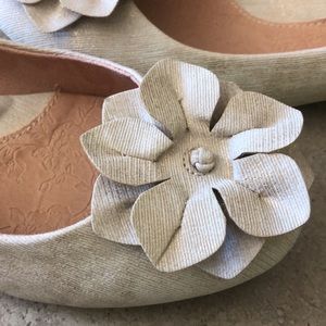 NWT White/Gold (Champagne) Metallic BOC “EMALIA” Flats Sz. 9.5